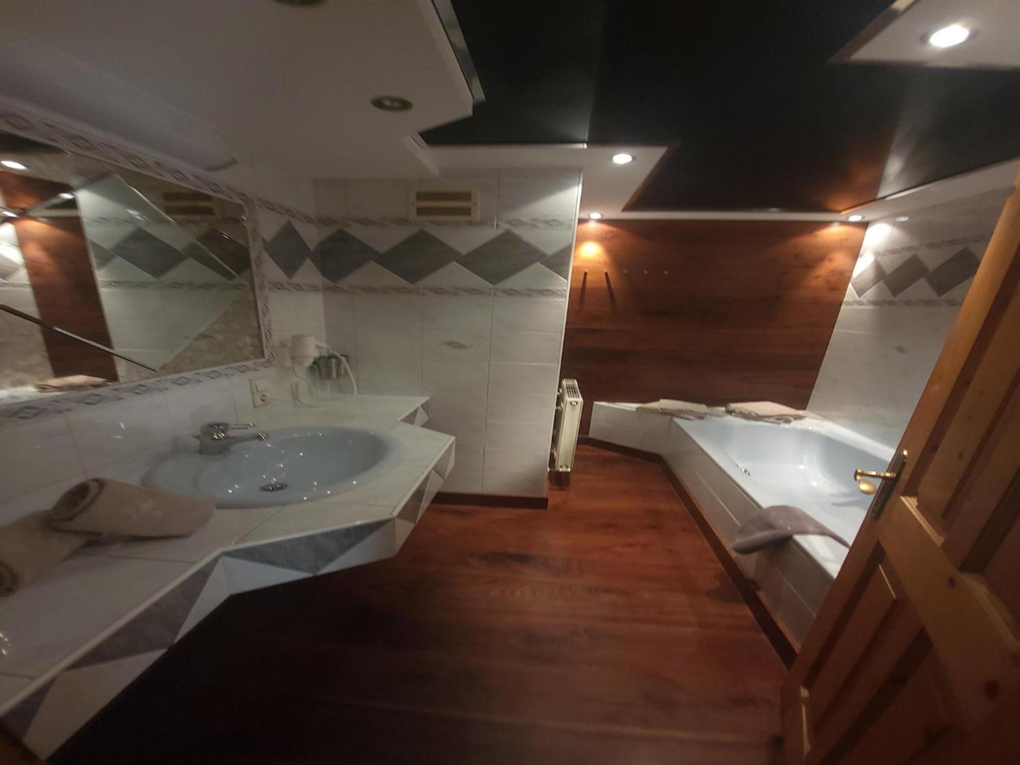Apartment In Neukirchen With A Balcony Нойкірхен-ам-Гросфенедігер Екстер'єр фото
